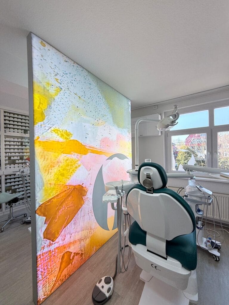 Kieferorthopädie Metzel beleuchteter Raumteiler