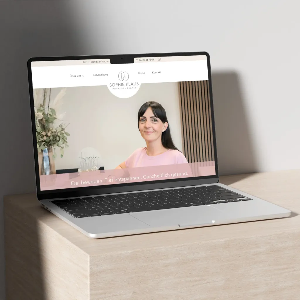 Laptop zeigt Website der Physiotherapie-Praxis Sophie Klaus mit Startseite und Praxisfoto