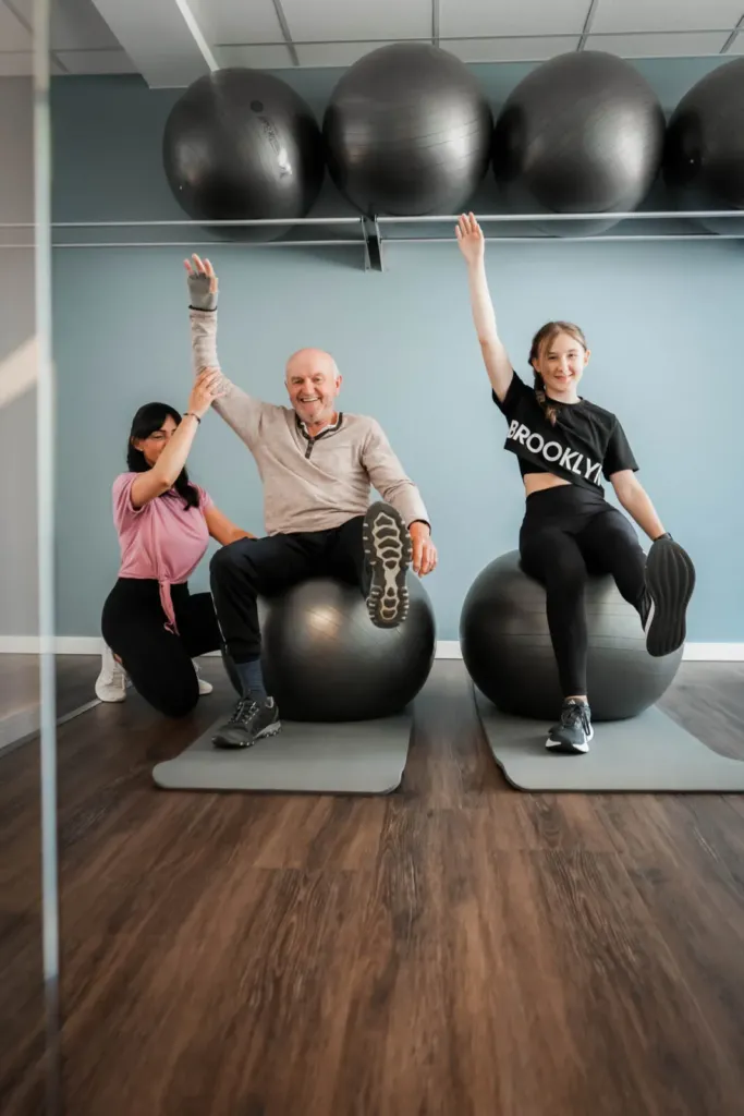 Physiotherapie Sophie Klaus in Gernrode, Eichsfeld: Patient und Therapeutinnen trainieren mit Gymnastikbällen