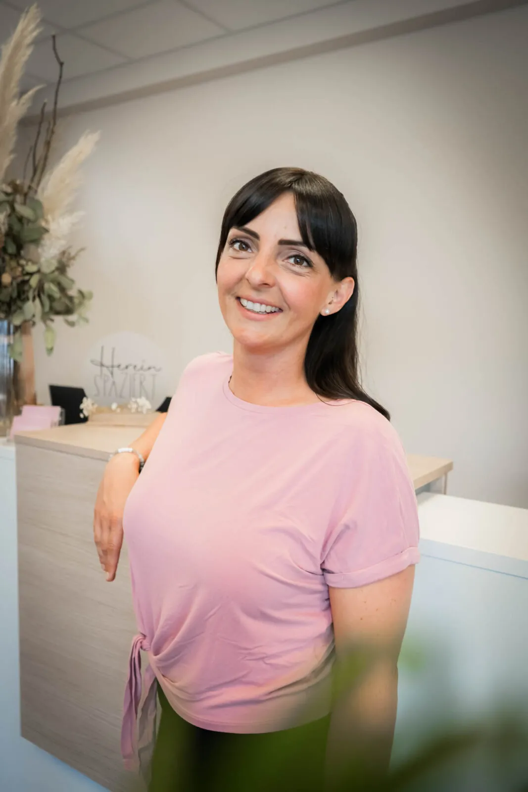 Lächelnde Mitarbeiterin am Empfang der Physiotherapie Sophie Klaus in Gernrode, Eichsfeld