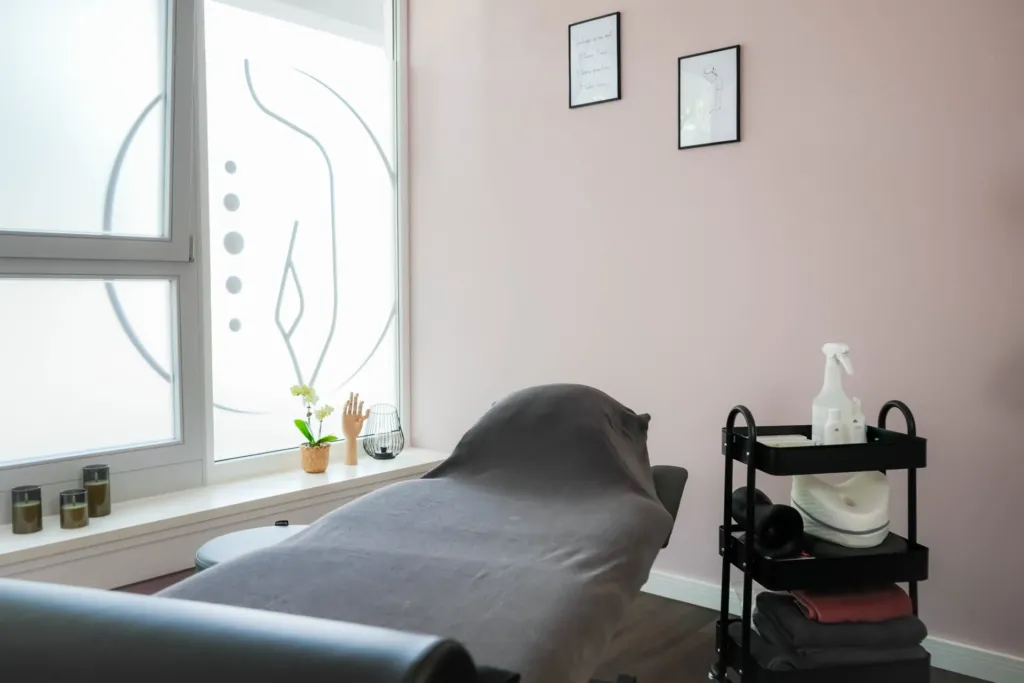 Behandlungsraum der Physiotherapie Sophie Klaus in Gernrode, Eichsfeld, mit Liege und dezenter Raumgestaltung