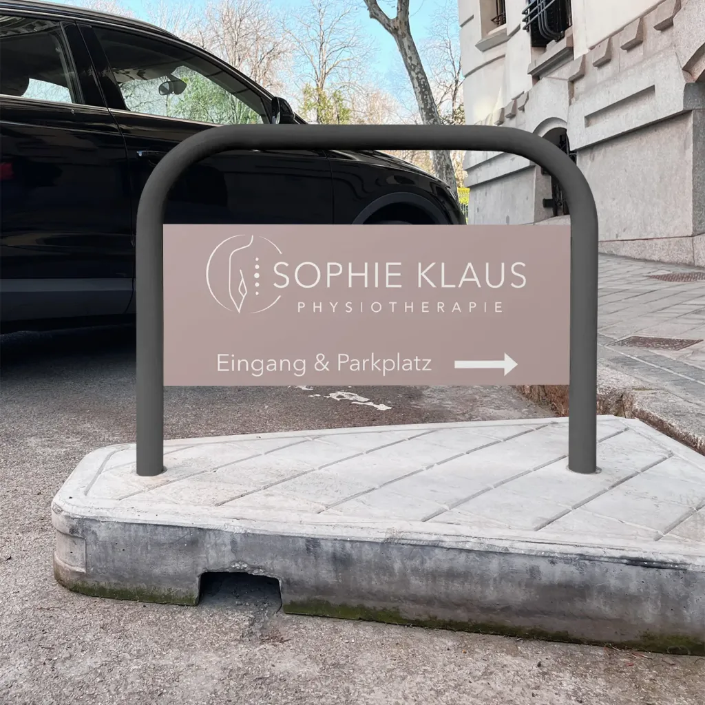 Beschilderung der Physiotherapie Sophie Klaus mit Wegweiser zu Eingang und Parkplatz