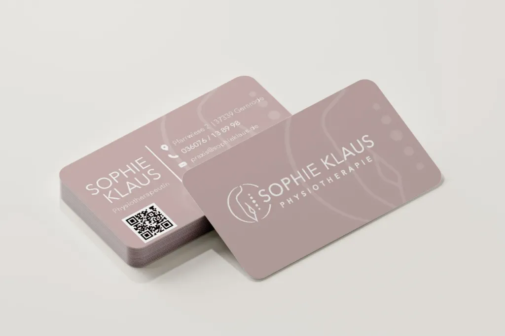 Visitenkarten der Physiotherapie Sophie Klaus in Gernrode mit Logo, QR-Code und Kontaktdaten im Corporate Design